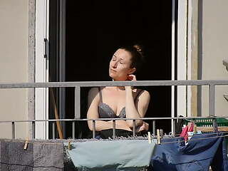 This nice mom gets some sun in bra during the lockdown
