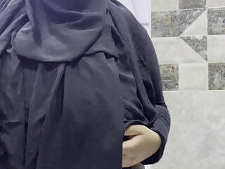 Muslim girl showing her body 