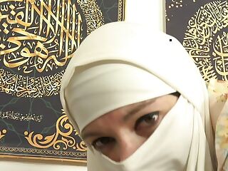 Babe in niqab pleases her husband