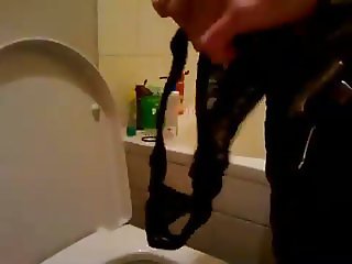 String d une amie trouve dans ses toilettes - Charlotte