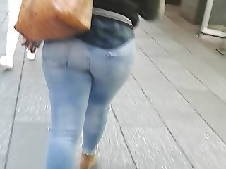 Plump Booty In Jeans