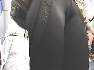 Sexy leggings in metro voyeur cameltoe