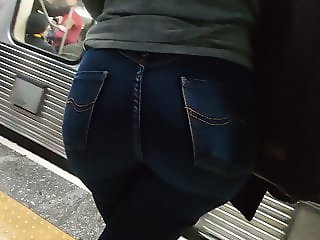 Big round booty tight in jeans waiting the train