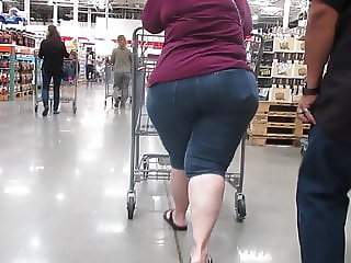 Mature mega booty BBW Latina in tight jean shorts