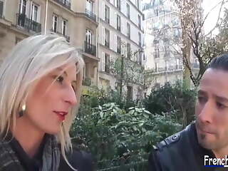 baiser avec une salope blonde de Paris