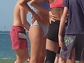 Teen with sexy bikini ass on the beach