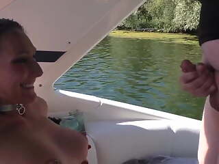 Older wife with a big nose sucks off hubby on a boat – In die Fresse