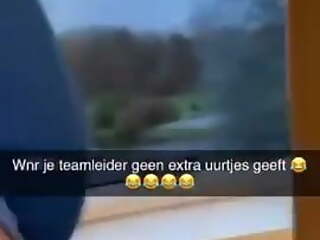 AH Medewerker Neukt voor extra uren 