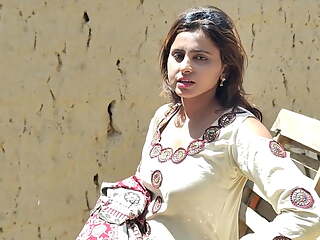 Zoya Bhatti, Dress Change, village life, Desi Girhot, sexy