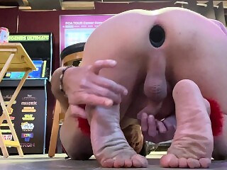LiveNLove SHOWS US HIS OPEN ASS AND FEET