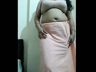 Desi Indian aunty saree changing and show his panty and piticot