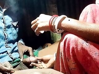 Village Indian bhabhi ka ghar mein jakar chudai Kiya