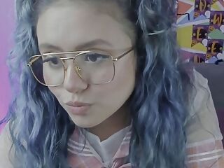 webcam plays sexy and plays with her feet and dildo 