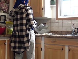 Syrian Housewife Gets Creampied By German Husband In The Kitchen