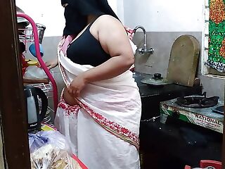 (Tamil Maid Ki Jabardast Chudai malik) Indian Maid Fucked by the owner while cooking in kitchen - Huge Ass Cum