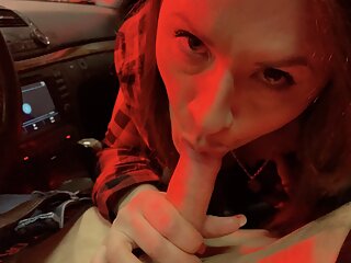 Horny Wife Gives a Blowjob at an Automatic CarWash and Swallow Cum 