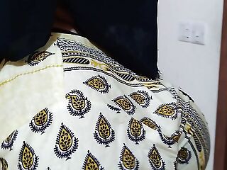 Priya Aunty Ko Jabardast Choda Dea padosi - Indian Desi MILF Aunty Fucked By Her Devar in Alone Room When Swipeing House
