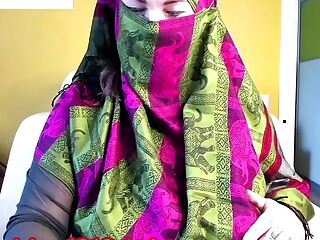 Muslim Arabic bbw milf cam girl in Hijab getting off naked 02.14 recording Arab big tits webcams