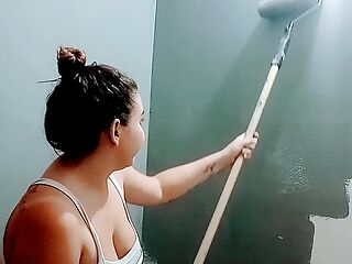 My stepsister's bitch paints the room almost naked, what a great ass she has and her breasts look delicious