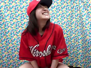 Hitomi is a Japanese amateur who loves watching baseball!