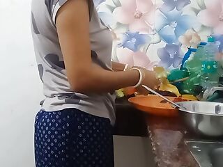 Wife ko red saree pe kitchen main sex Kiya 