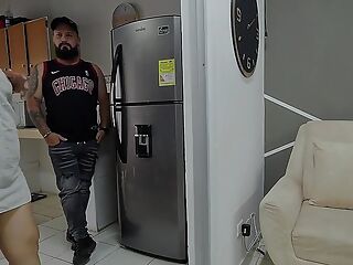 Service Technician Came to Repair the Refrigerator and His Payment Was with a Good Fuck Cum in My Pussy