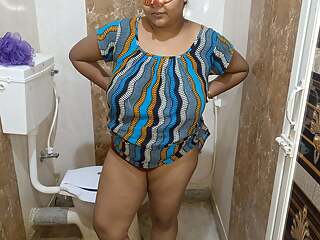 Bhabhi ji bathroom me nangi hoke apni rasile chut ka Pani aapko pilaya.