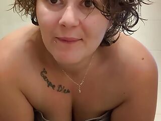 Vends-ta-culotte - Sexy amateur MILF masturbating in the shower