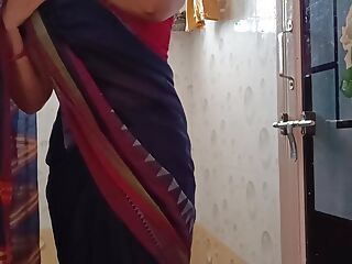 Indian Desi aunty hot bathing and sexy boobs and ass 