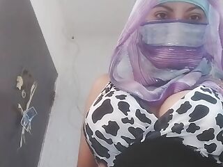 Real Hot Arab In Niqab Islam Wife Showing Ass Against Religion And Squirts On Webcam