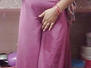 Hot sexy Kitu Bhabhi took out the water from the roof by filling brinjal in her pussy.