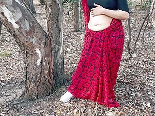 Horny Indian Housewife Cheating with Friend - Giving Deep Throat in Outdoor - Saree Sex