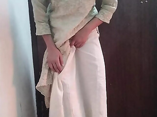Step daughter ko ghar me band kar ke pel diya