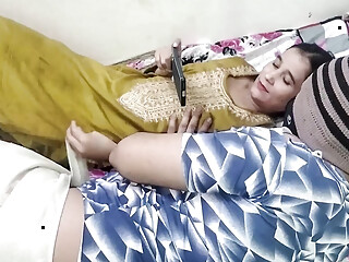 Desi bhabhi phone me porn dekh kar chodbai
