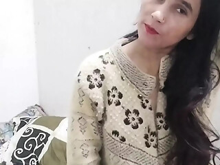 Desi aunty ko saman dene ke bahane pel diya