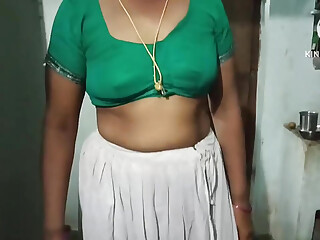 Hot 🔥 aunty doing bowlojab har hasbend coke at bathroom time