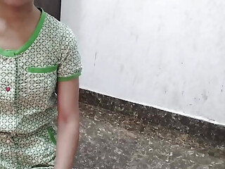 Desi aunty ko saman dene ke bahane pel diya