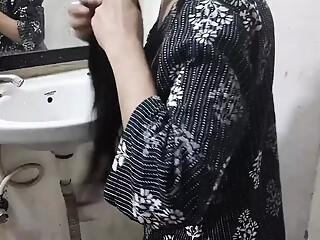 Step daughter ko bathroom me pakad ke chod diya