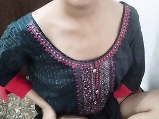 Uncle ne muze ghar pe bula kar jabar dasti pela
