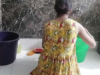 School girl ko bathroom MMS video viral