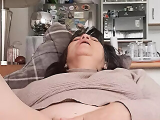 Mature MILF masturbates while watching good porn until she orgasms
