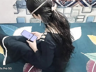 Desi aunty ko saman dene ke bahane pel diya
