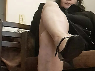 Going out alone with a coat and no clothes, masturbating before going out