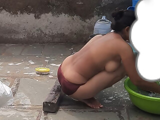 Stepsister is seen taking a bath in a hidden camera in a desi bathroom, sister taking a bath in a room in the open courtyard