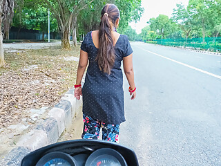 Desi prostitute- (Dhandhe wali) bhabhi dealing for Fuck with Client on road, she fucked by him in Doggystyle with HINDI Audio.