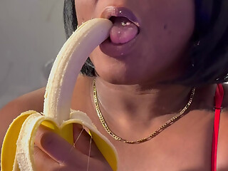 How to properly to suck on a banana like a pro