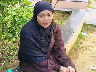 Poor Muslim Hijab Girl Paise Ke Liye Porn Video producer Se Chud gyi, Outdoor Garden Sex in Hindi