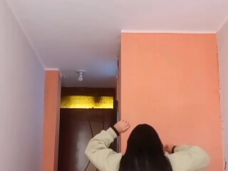 No la termino de desnudar y la penetro y le gustó mucho que ella misma se sube en mi ensima