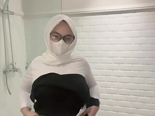 Stepsister caught showing off her big body and breasts
