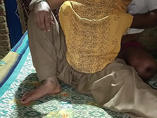 Dehati bhabhi ka nikal chut se pani